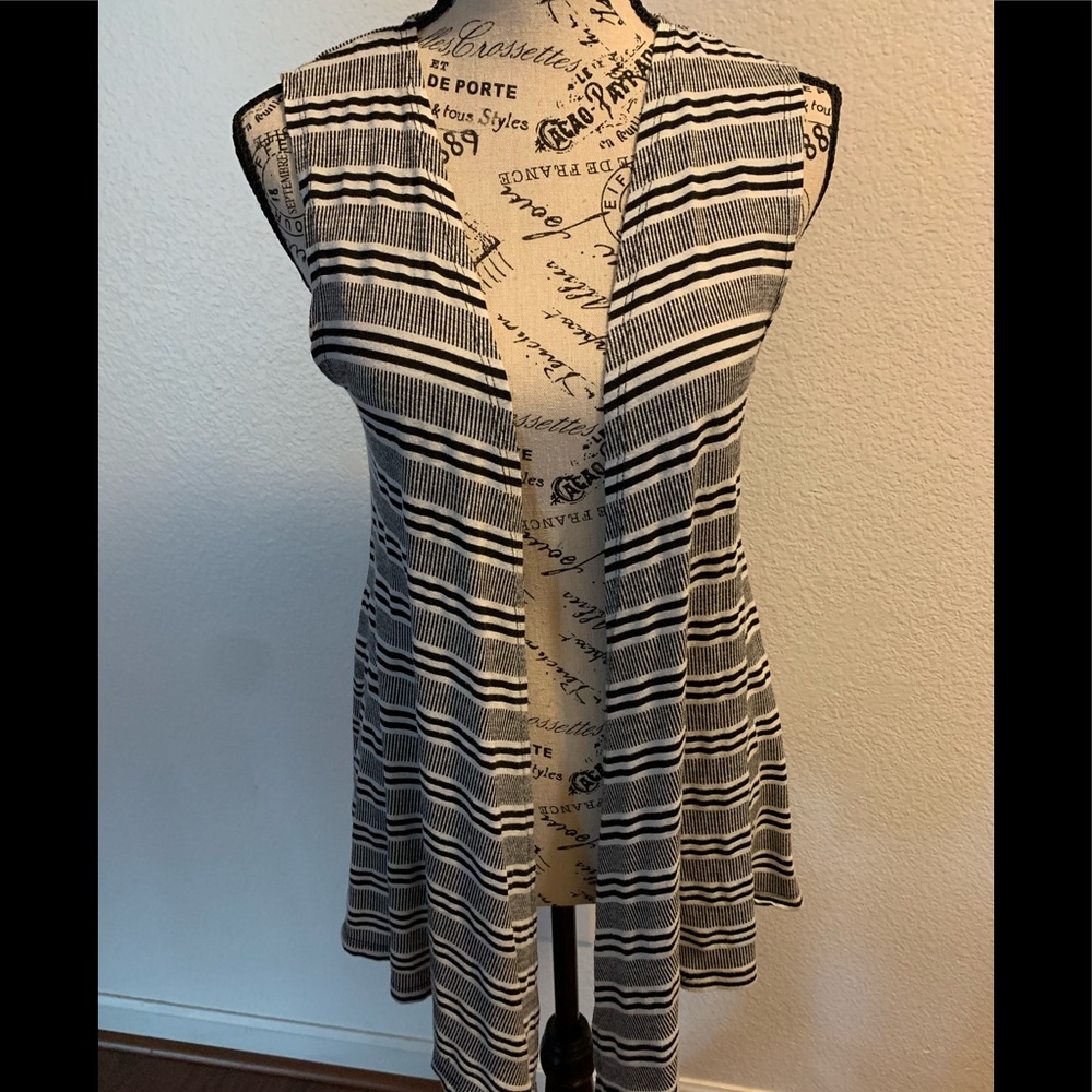 Woman’s Black and White Striped Overthrow